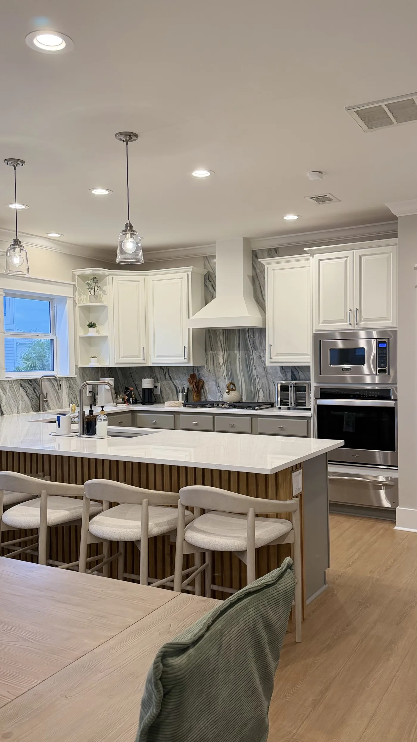 Open kitchen with an island and a range hood